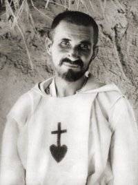 Illustrated portrait of San Charles de Foucauld, with a soft halo